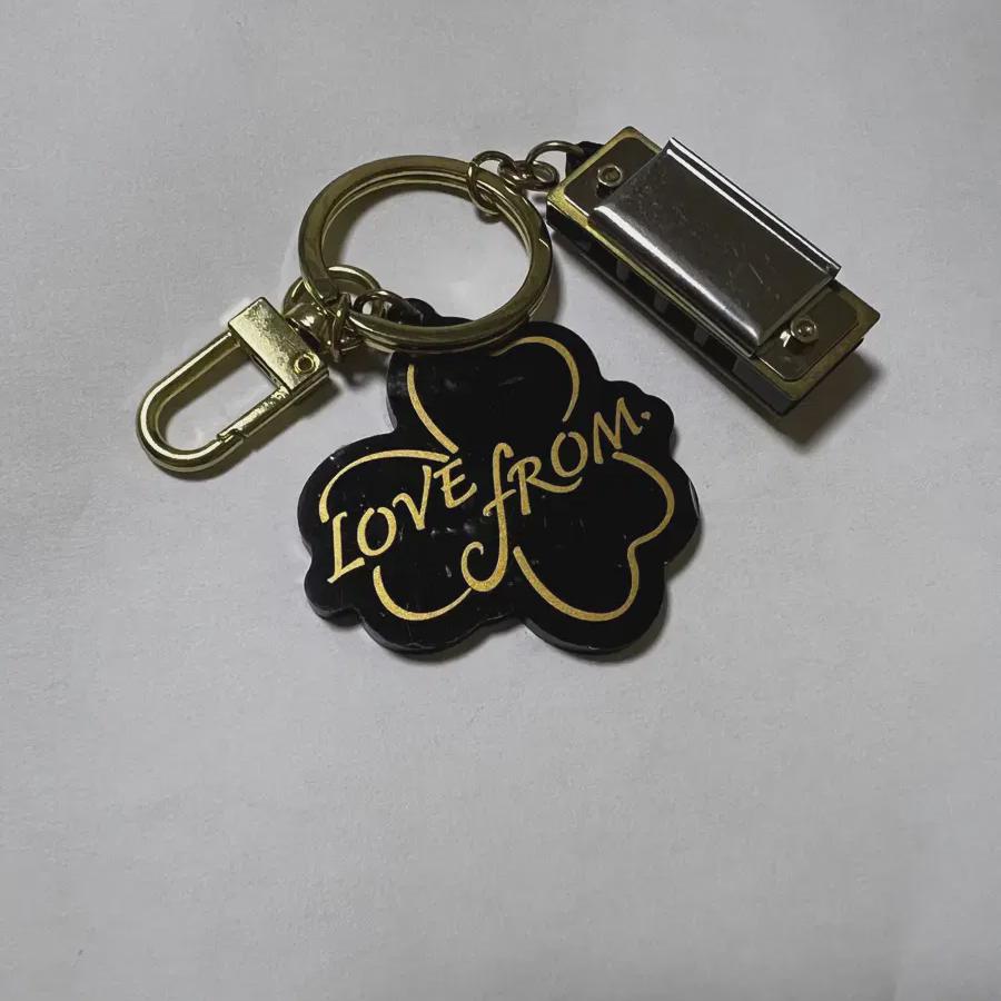 

Брелок для ключей в виде губной гармошки Fromis9