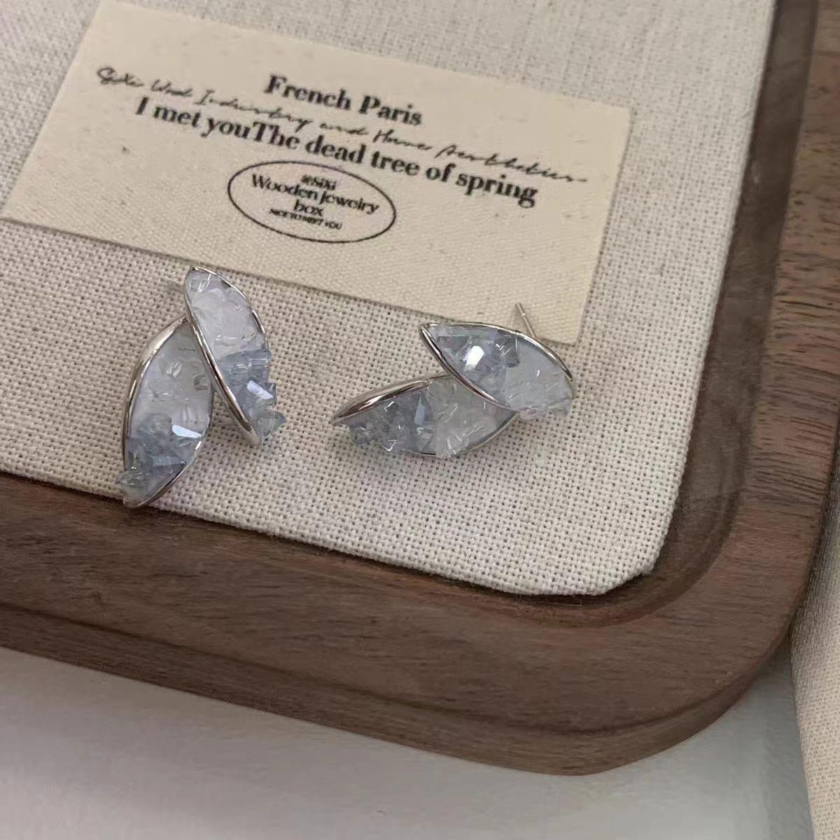 

Unique Leaf Crystal Ear Clips: Fashionable, High-End, No-Piercing Earrings for Women