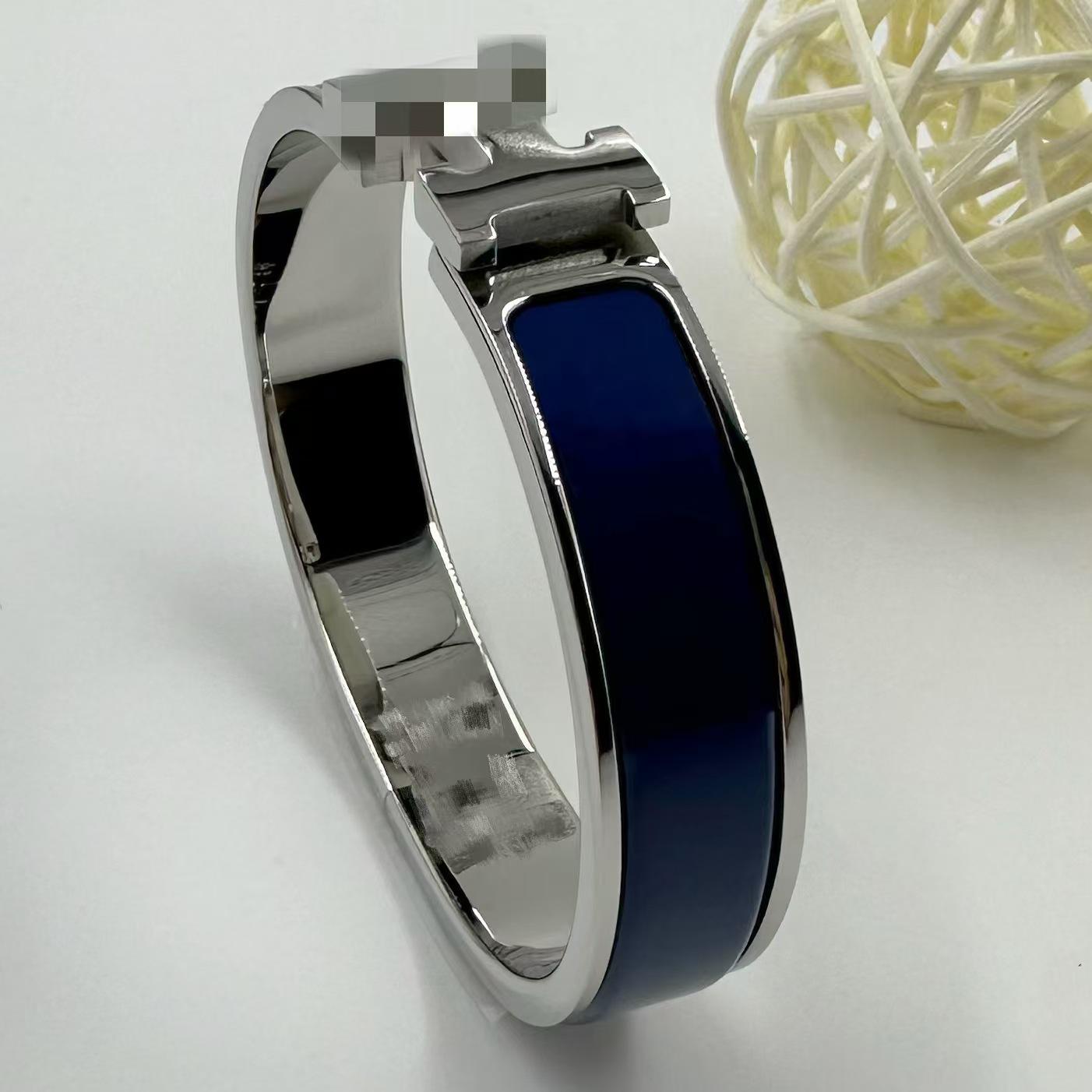 

Браслет-бэнгл из эмалированной титановой стали 12 мм с буквой H - Европейский и американский модный браслет 19 Steel