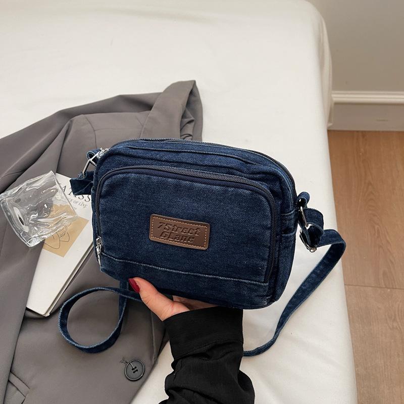 

Korean version of fashionable denim bag women s 2025 winter new niche messenger bag Korean version of foreign style shoulder bag women темно-синий