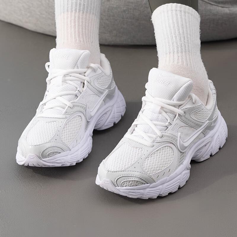 Nike Women s V5 RNR Casual Shoes US 7.5