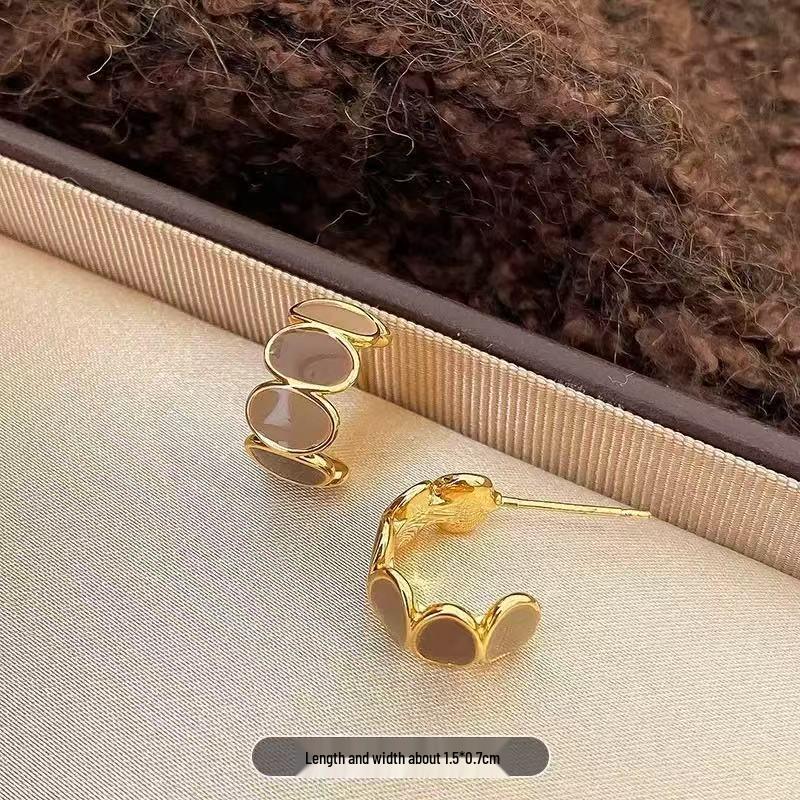 French Retro Myer Brown C-shaped Stud Earrings - Versatile, Simple, High-end Niche Design for Women.