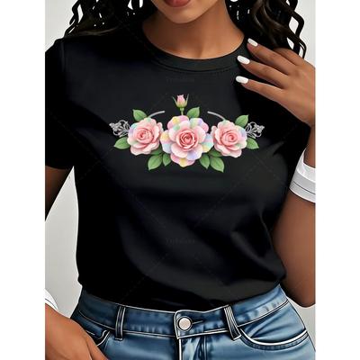 Europeiska storlekar Blommig Rosmönstrad T-shirt för Kvinnor, Perfekt för Vardagligt Sommarbruk. Denna Svarta Topp Har Livliga Blommor Och En Trendig Design