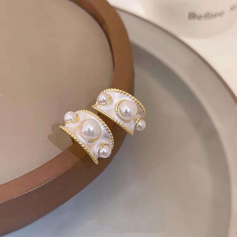 2023 Retro C-Shaped Faux Pearl Hoop Earrings for Women - Hong Kong Style Studs