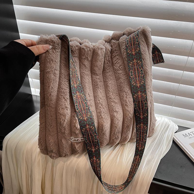 Autumn and winter large-capacity plush bag women's winter new fashion shoulder bag commuter tote bag messenger bag