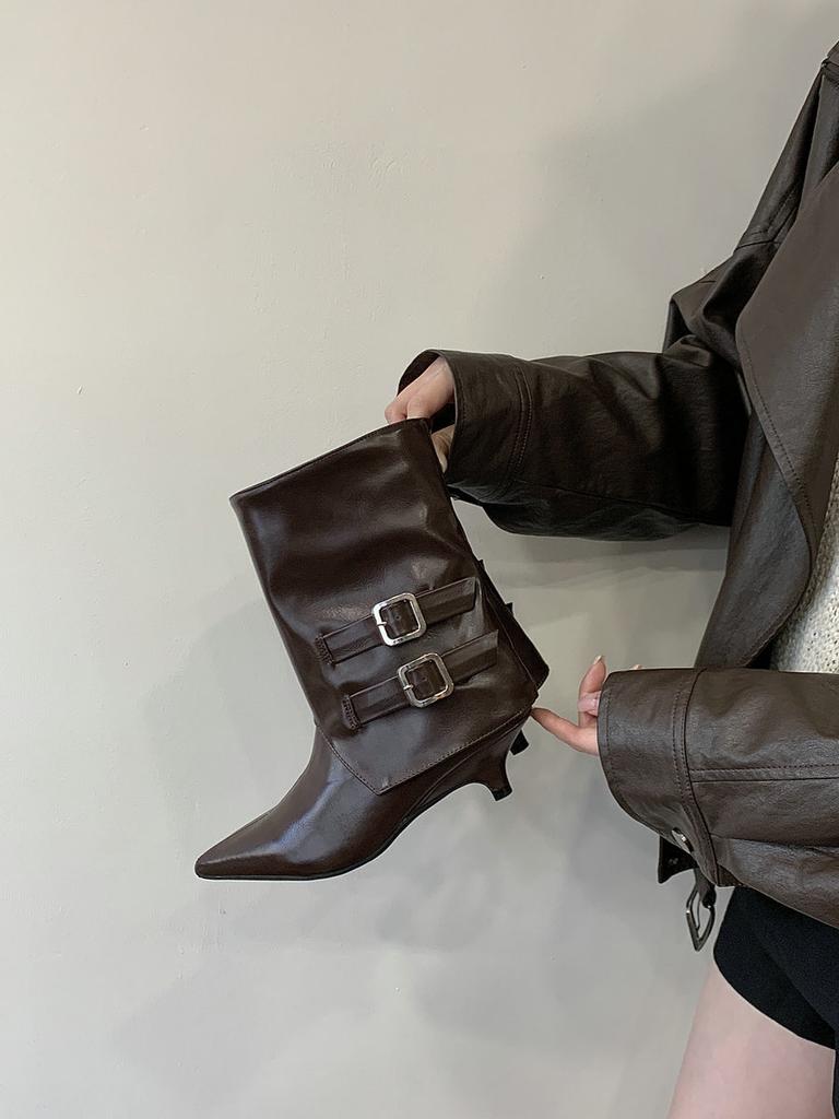 Spetsiga högklackade bruna små korta stövletter damskor 2025 nya vår- och höst enkelstövlar retro bältesspänne mellanhöga byxstövlar
