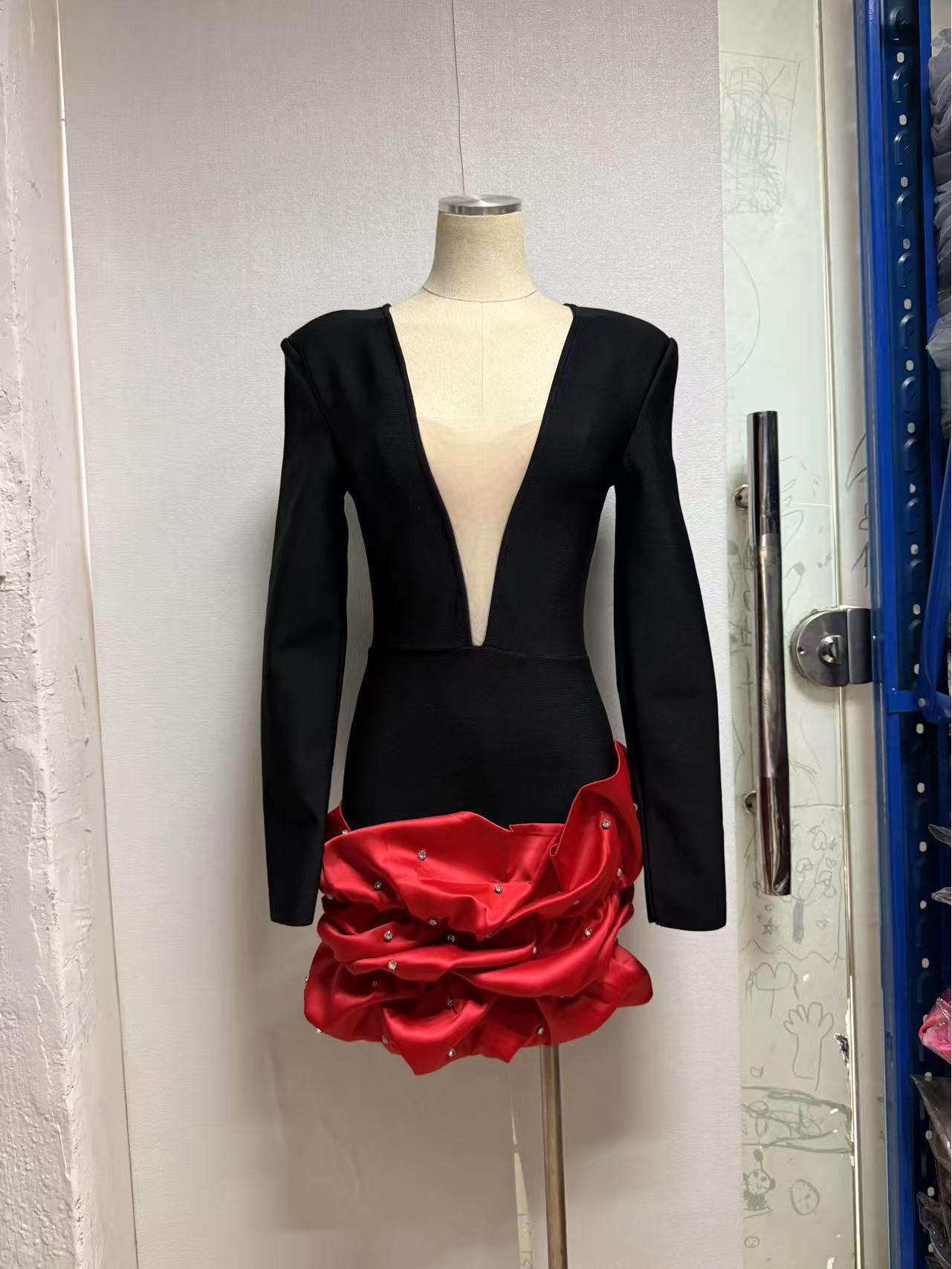 

2025 Elegant European & American V-Neck Ruffle Long Sleeve Slimming Bandage Dress Extra Large чорний/червоний