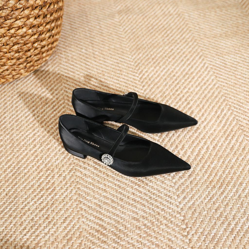 2008-2 Xiaoxiangfeng shallow mouth pointed flat-soled single shoes new word with flower rhinestone buckle low heel single shoes women