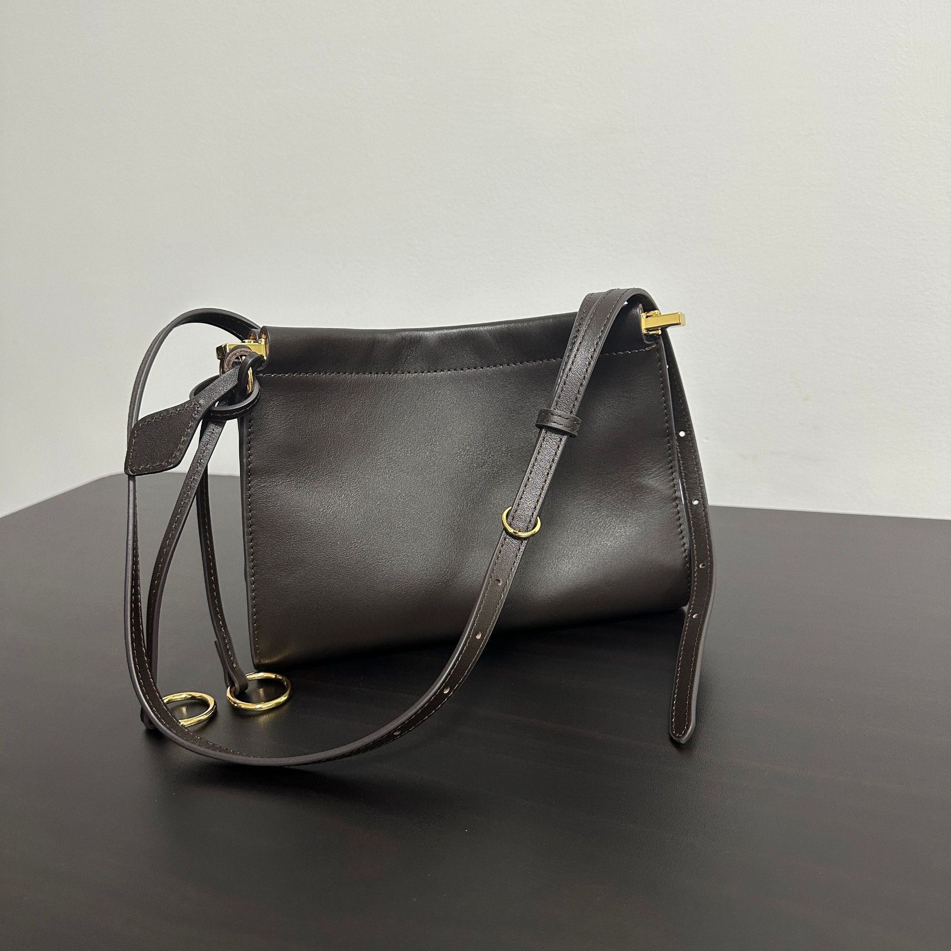 

2025 новая замшевая сумка-багет из коровьей кожи первого слоя, ретро, французский дизайн, нишевая, минималистичная сумка под мышкой 23x9x15cm