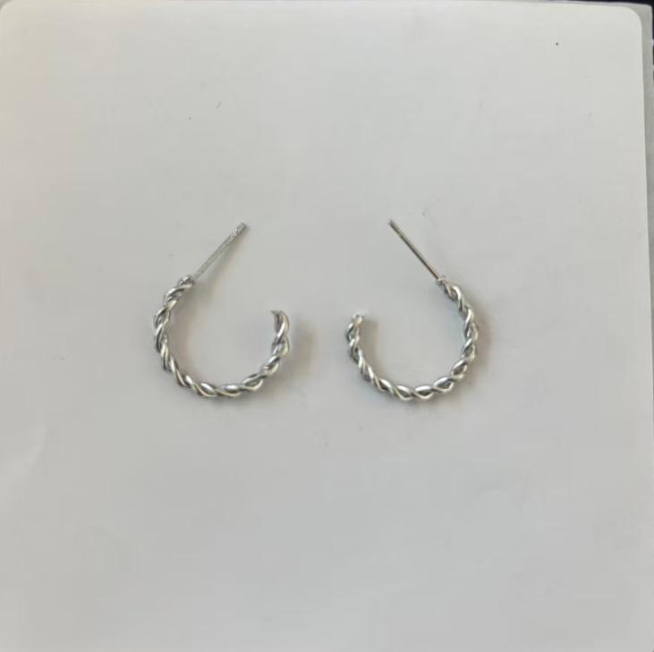 Korean Style Geometric Twisted Heart Earrings: Light Luxury Multi-Layer Niche Ear Jewelry for Women