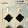 Koreanische minimalistische schwarze Rauten-Ohrklemmen - Elegantes und vielseitiges Design.