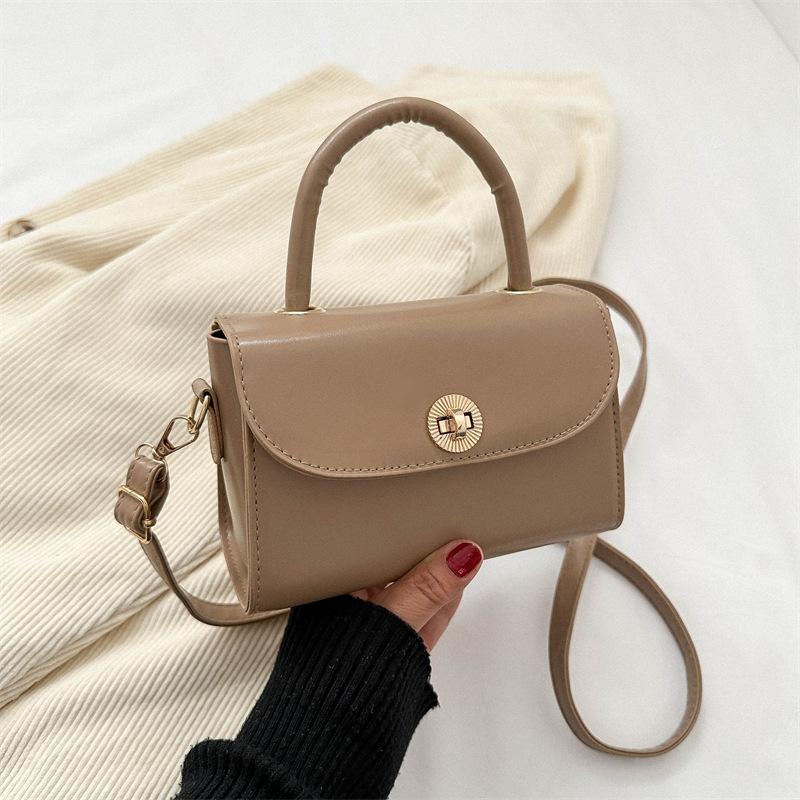 

Ретро проста маленька квадратна сумка 2024 осінь нова корейська версія персоналізована сумка через плече повсякденна сумка-месенджер нішева сумка хакі