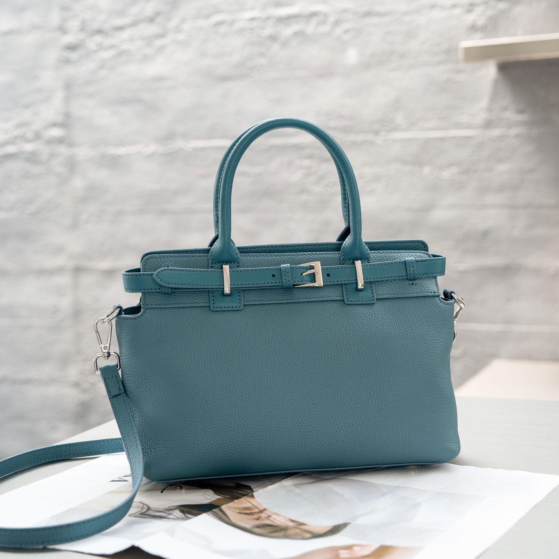 

Кожаная сумка через плечо горизонтальная популярная новая универсальная зрелая женская сумка через плечо практичная мягкая кожаная сумка павлин голубой