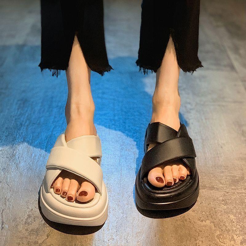 Pantoufles vêtements d'extérieur femmes été 2025 nouvelles à la mode polyvalentes petites à semelle épaisse muffin antidérapantes décontractées pantoufles cool