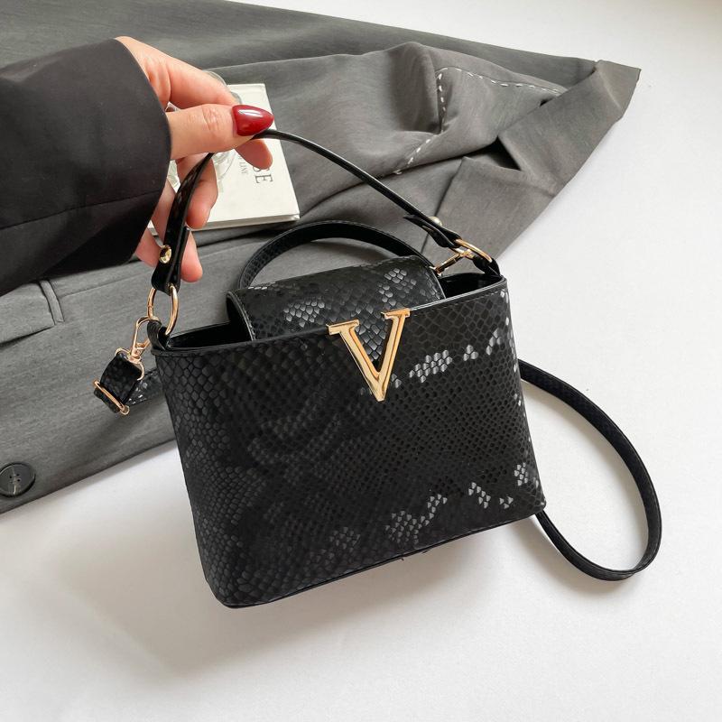 2025 light luxury high-end fashion women's handbag snake pattern versatile shoulder bag simple atmosphere messenger bag