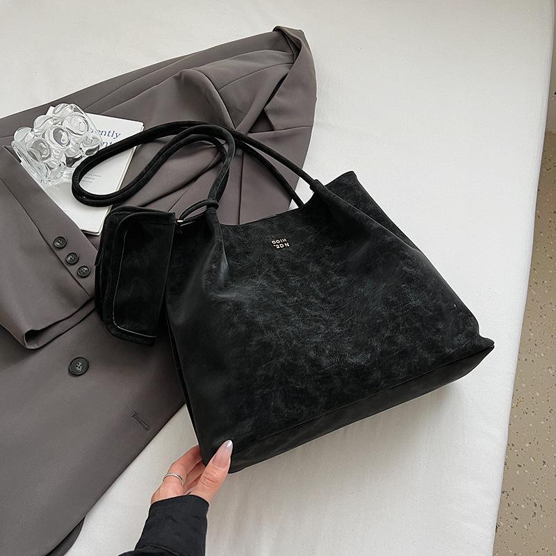 

Large-capacity bag, messenger bag, women s bucket bag, commuter tote shoulder bag, simple, fashionable and fashionable light luxury underarm bag. чёрный