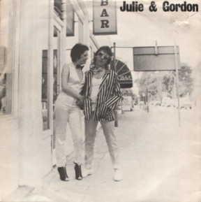 

7-дюймовая пластинка JULIE & GORDON - Gordon s Not A Moron POG003 Pogo Records Lt 1978 UK Рок Б/У
