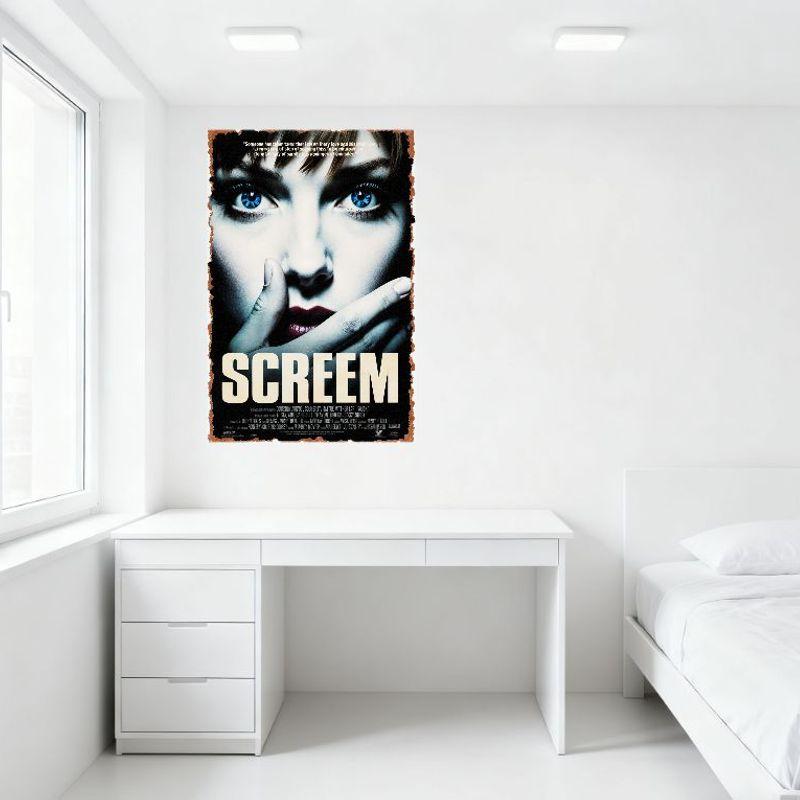 Scream Vintage Grunge Skräckfilm Metallplåtskylt med Närbild på Kvinna, Sliten Svart Bakgrund, Spännande Estetisk Dekor