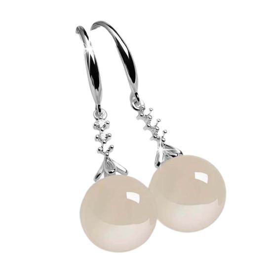 

1 пара сережек с агатом, не склонных к аллергии. Изящная, тонкая работа, блестящая, яркая. белый