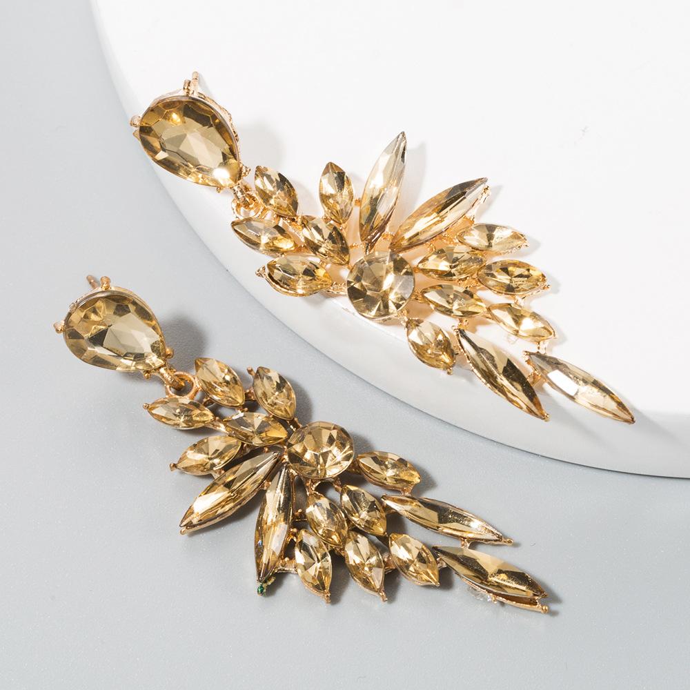 Fashionable Earrings with Shiny Long-winged Earrings That Exude An Exaggerated Party Vibe and Eye-catching Pendant-style Earrings