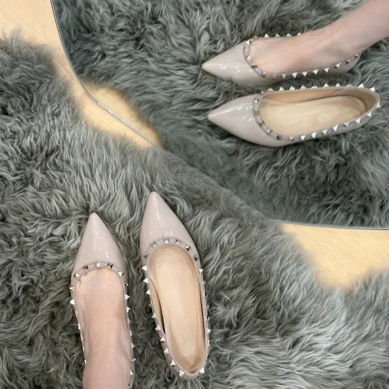 Fashion 2024 New Lady Flock Winter Flats with Studs Pointy Toe Black Shoes for Wide Feet  Arrivals Fashion American Style Slip-Ons