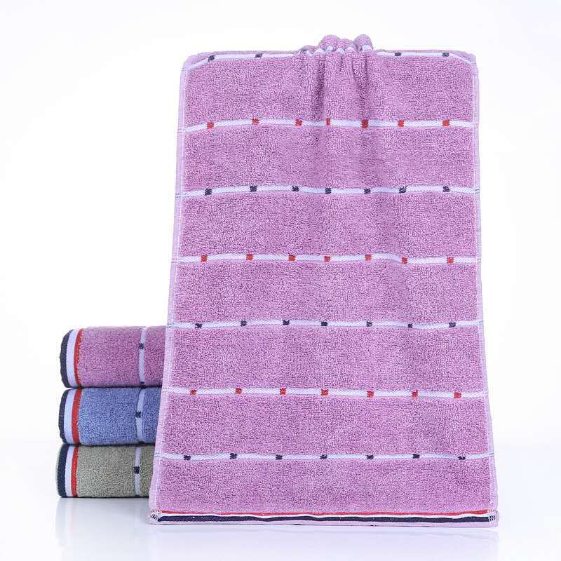 Håndkleet er laget av ren bomull, mykt og absorberende, fortykket og brodert med fargerike skyer og stjerner.