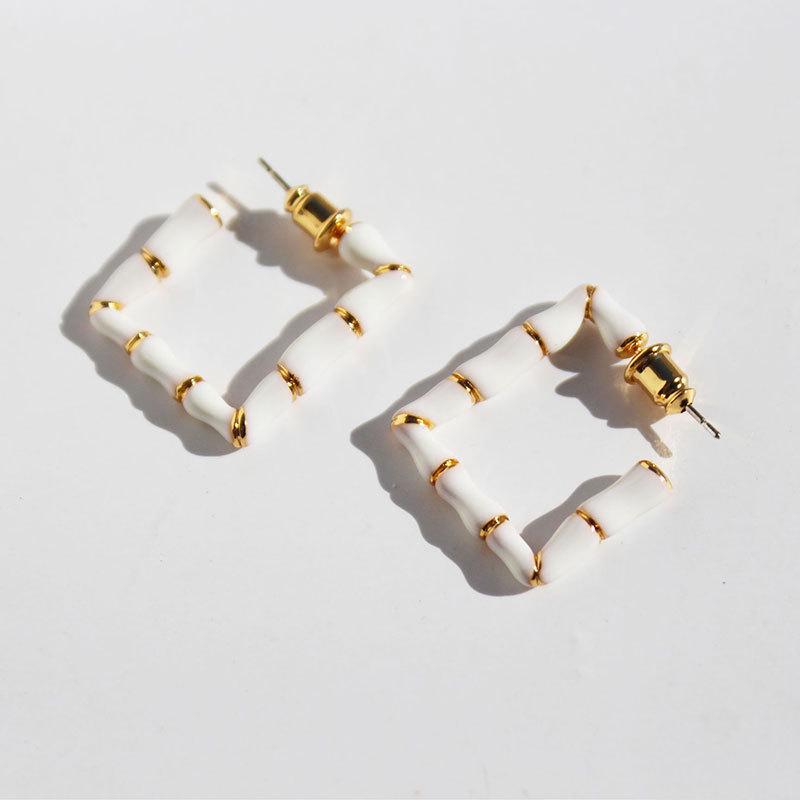 

Черно-белые эмалевые серьги-кольца из бамбука 198 белый