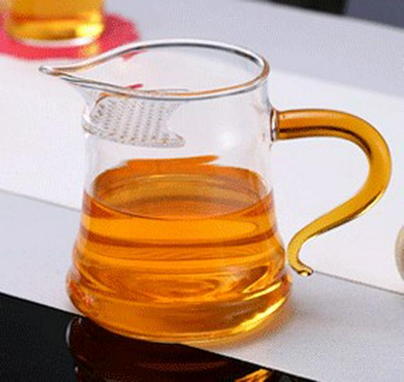 High Borosilicate Glass Crescent Gong Dao Bei with Pointed Spout and Filter Hole - Heat-Resistant Tea Separator Cup