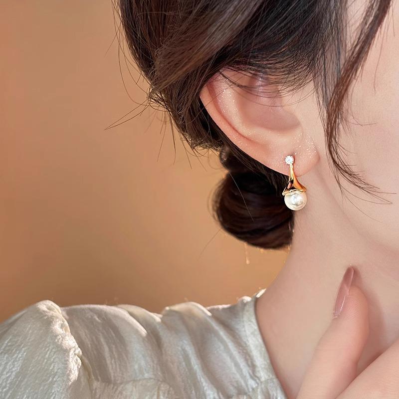 Pearl Earrings Women's Simple Light Luxury Stud Earrings High-end Fashion Versatile Earrings