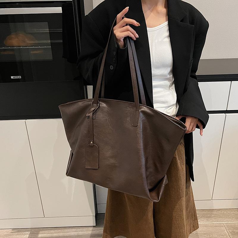 Retro Tote Bag, Large-capacity Women's Commuter Bag 2025 New Simple Underarm Bag, Versatile Shoulder Bag, One Piece Is Sent On Behalf of Others.