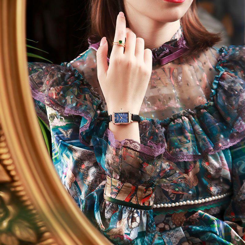 

Модные новые квадратные маленькие зеленые часы темперамент модные трендовые часы женские римские ретро Ins Wind