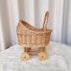 Cesta de Flores em Forma de Carrinho de Bebê Cesta de Doces de Rattan Trançado com Alça Portátil Decorativa com Rodas para Casamentos Chás de Bebê