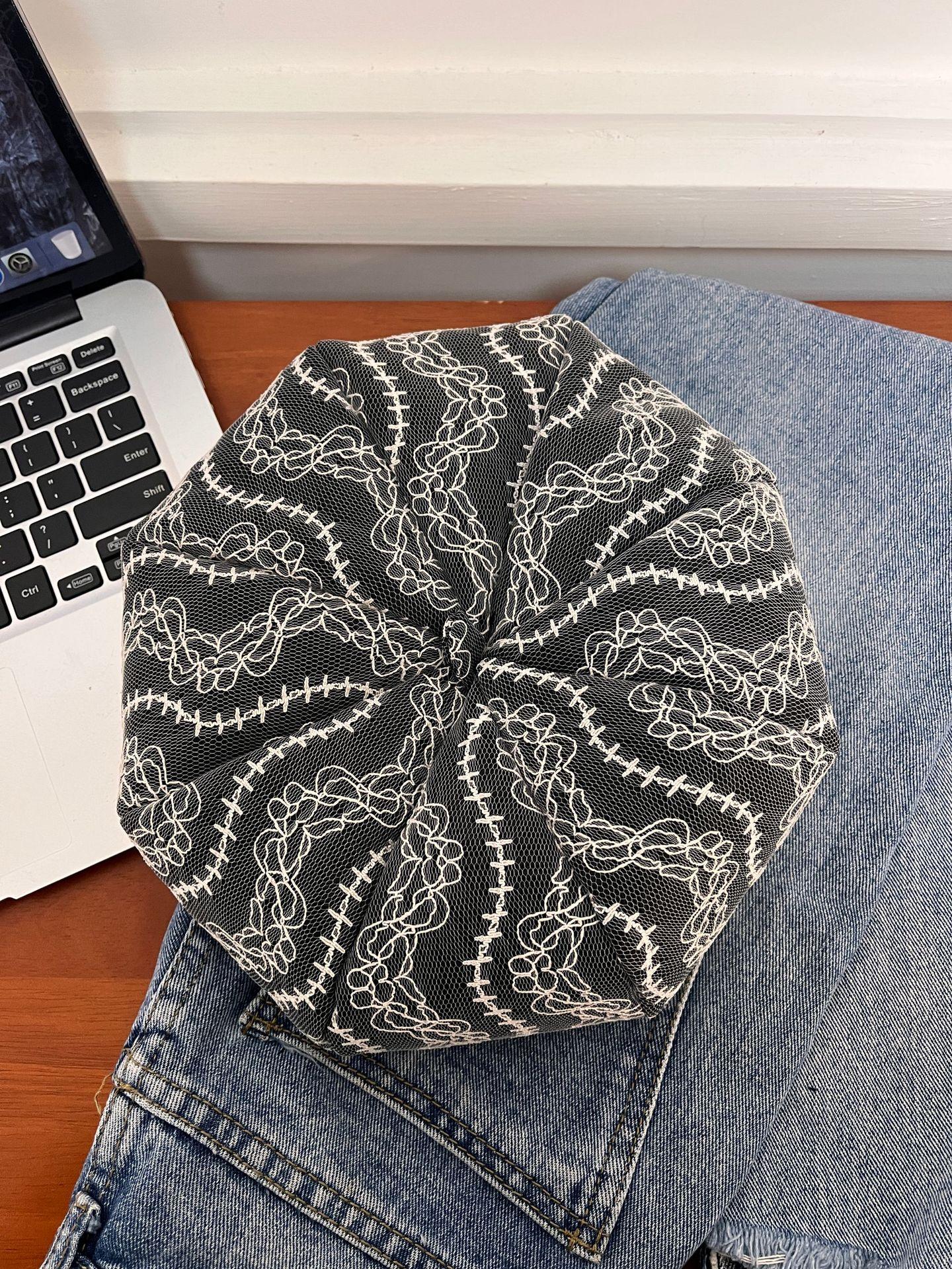 

Модный парчовый жаккардовый дышащий берет для детей, весна-лето, лицо, маленькая шляпа художника, повседневный восьмиугольный берет прилив M（56-58cm） чёрный