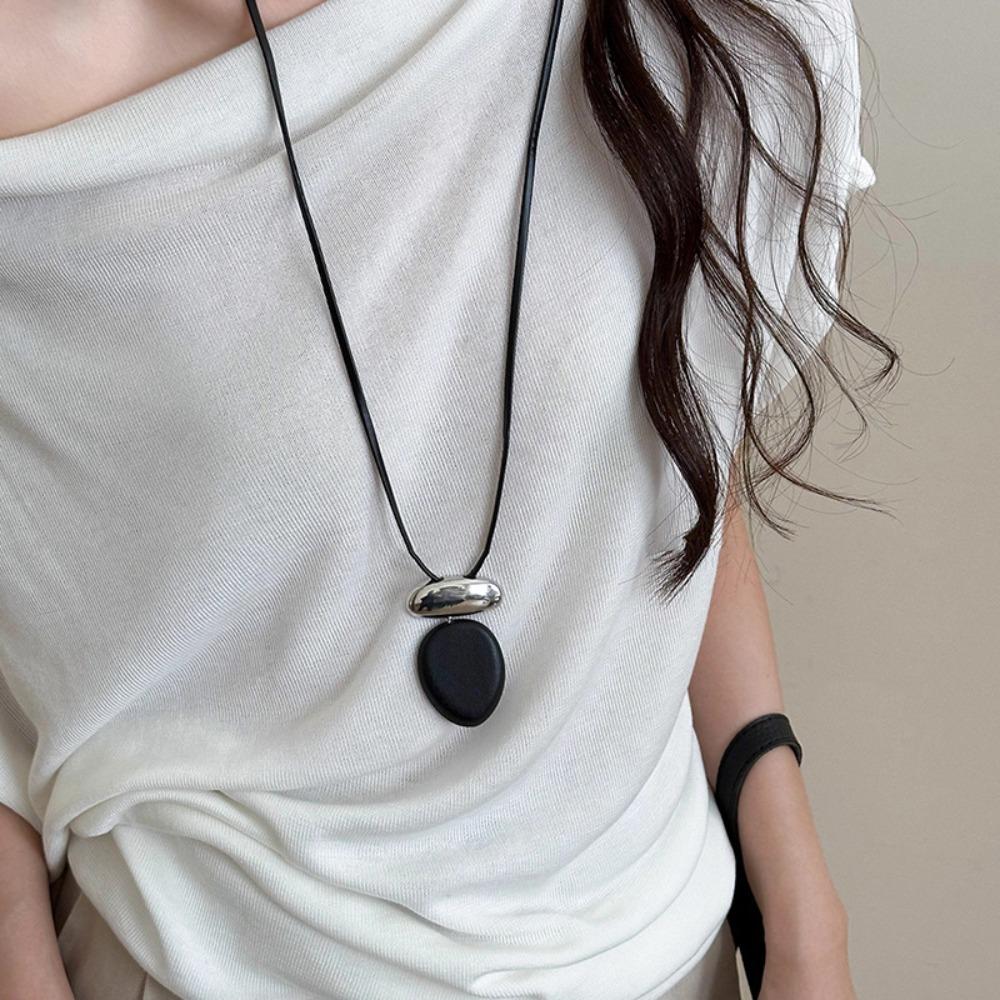 

Wooden Oval Pendant Sweater Chain Jewelry Matte Metal Block Pendant Necklace for Women чорний