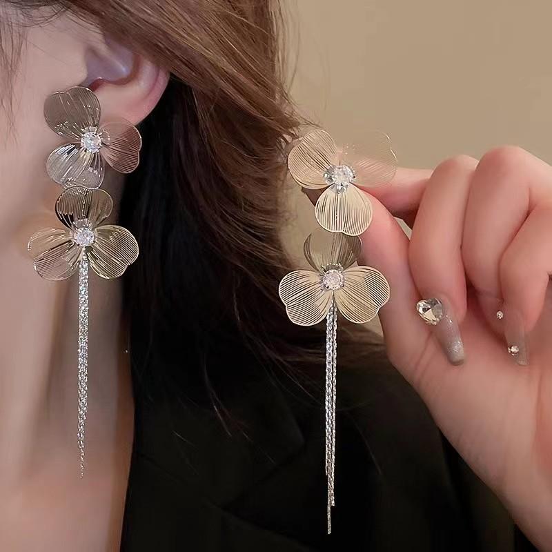 Fashion Long Tassel Petal Drop Earrings for Women Luxury Metal Crystal Hollow Flower Temperament Earrings Wedding Zircon Gifts