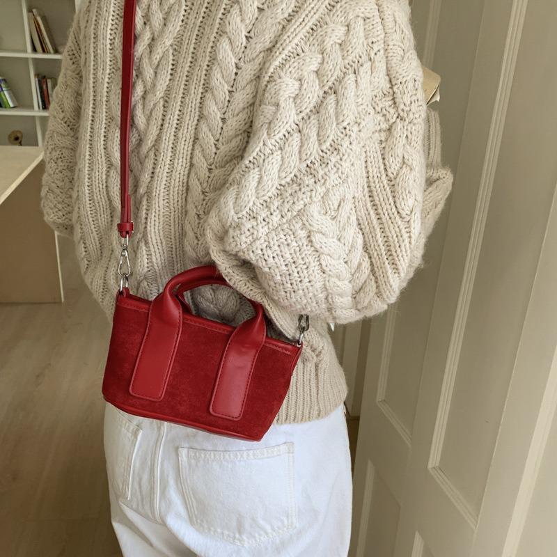 High-end niche bag women's autumn and winter new matte retro messenger bag casual portable bucket bag