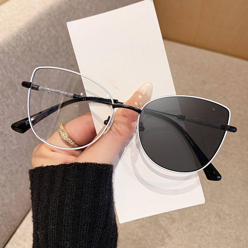 Fashionable Popular Photochromic Blue Light Blocking Glasses Luxury Metal Cat Eye UV-Protective Ladies' Stylish Plain Eyeglasses