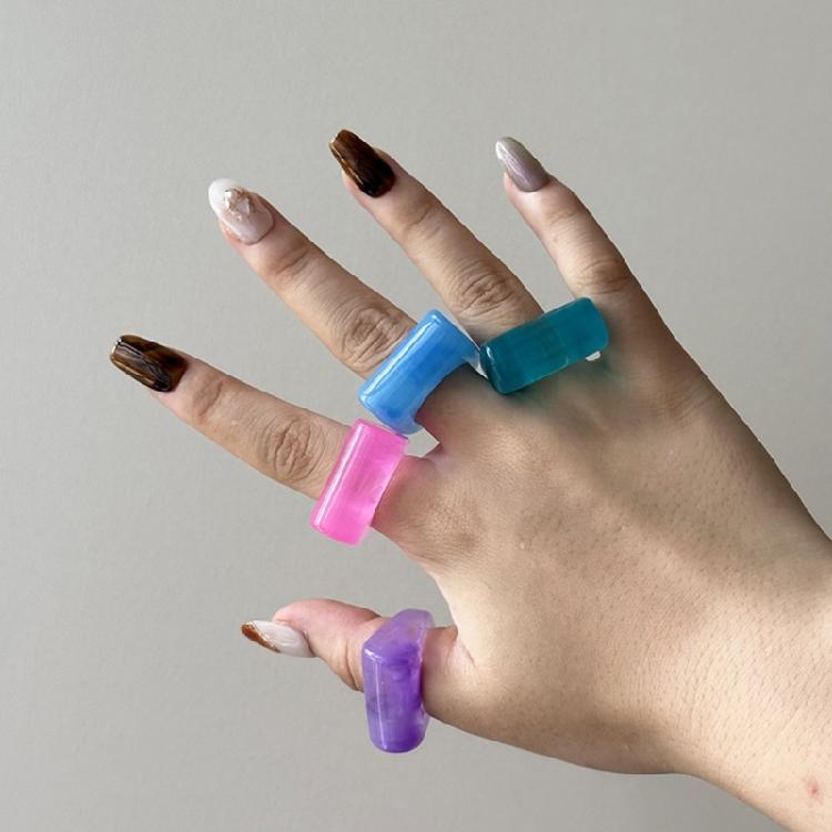 Kolorowe żywiczne pierścionki geometryczne Solidny dodatek do codziennych stylizacji