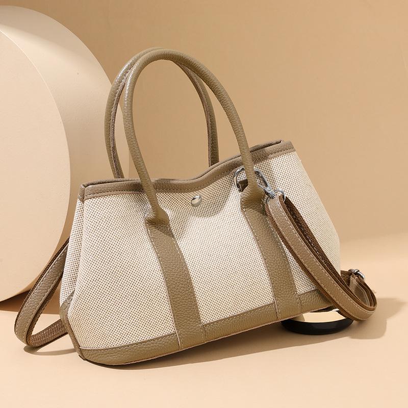 Uma Bolsa Tote Transversal Simples e Elegante com Cores Combinadas para Deslocamento