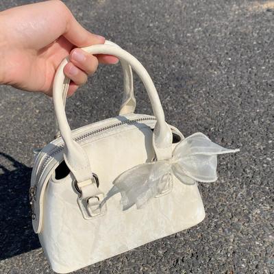 Borsa Boston con Fiocco in Pizzo, Una Borsa a Tracolla Testurizzata e alla Moda, Una Borsa a Guscio per il Pendolarismo