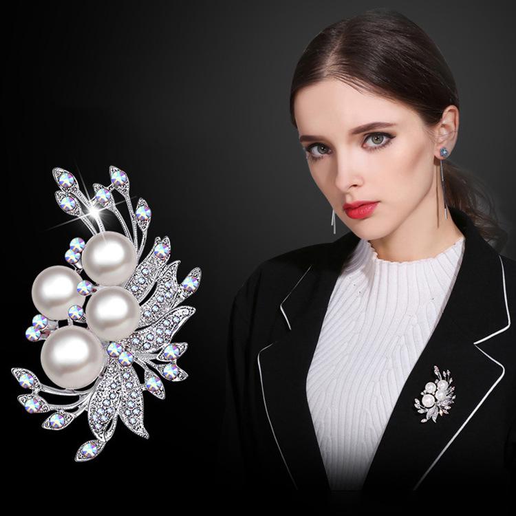 Elegantní brož s perlou a fénixovým ocasem s květinovým motivem - Všestranný dámský doplněk k oblekům a kabátům