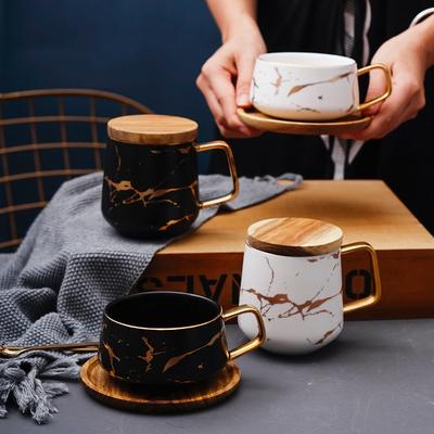 Kreatívne keramické hrnčeky so zlatým uchem Espresso Cappuccino Kávové šálky s dreveným podšálkom Pokročilé súpravy čajových šálok a podšálok