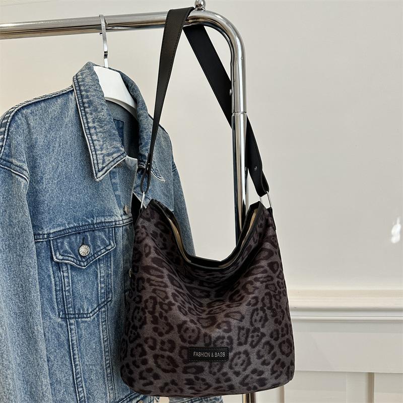 

Сумка большой вместимости из оленьей замши с леопардовым принтом, женская, новая модная корейская нишевая сумка-ведро 2025 года, универсальная на плечо/подмышку чёрный