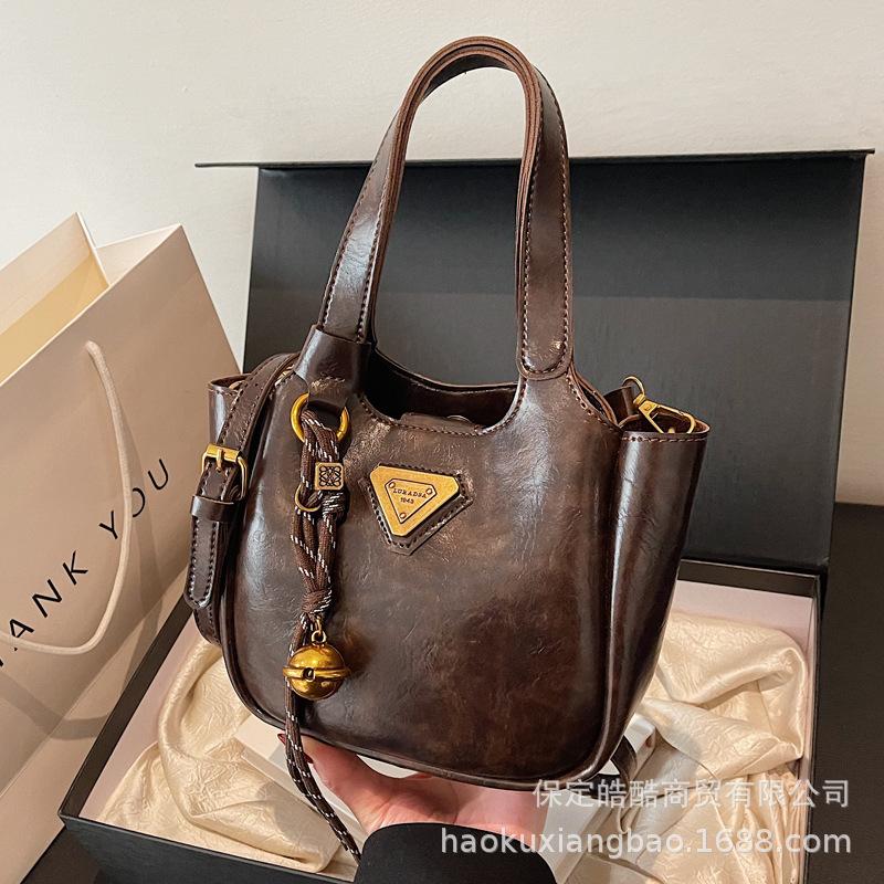 Autumn and winter retro portable tote bag women's 2025 new bag high-end sense versatile niche design shoulder messenger bag