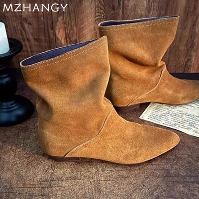 Botas femininas de camurça com bico fino e salto baixo, calçados de grife femininos, tendência da moda 2025, novas botas Chelsea para caminhada no inverno