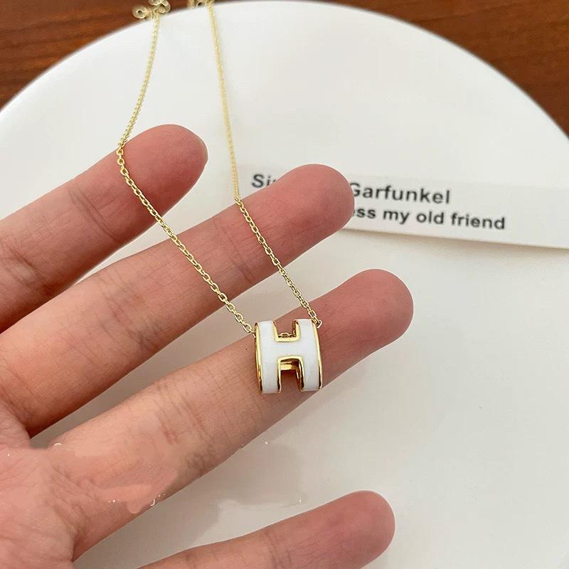 Light luxury H pendant necklace women s French niche design necklace summer versatile collarbone chain