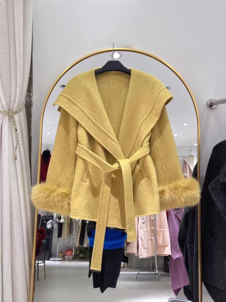 Scarlet 2025 Autumn/Winter Woolen Coat with Fox Fur Cape