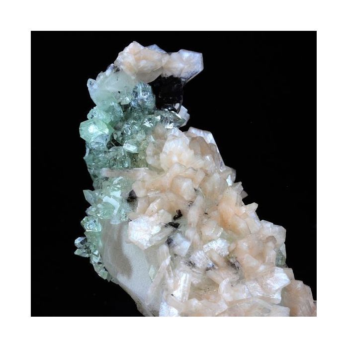 Pierres et Minéraux. Apophyllite + Stilbite + Calcite. 2085.0 ct. Wagholi, Pune, Maharashtra, Inde.