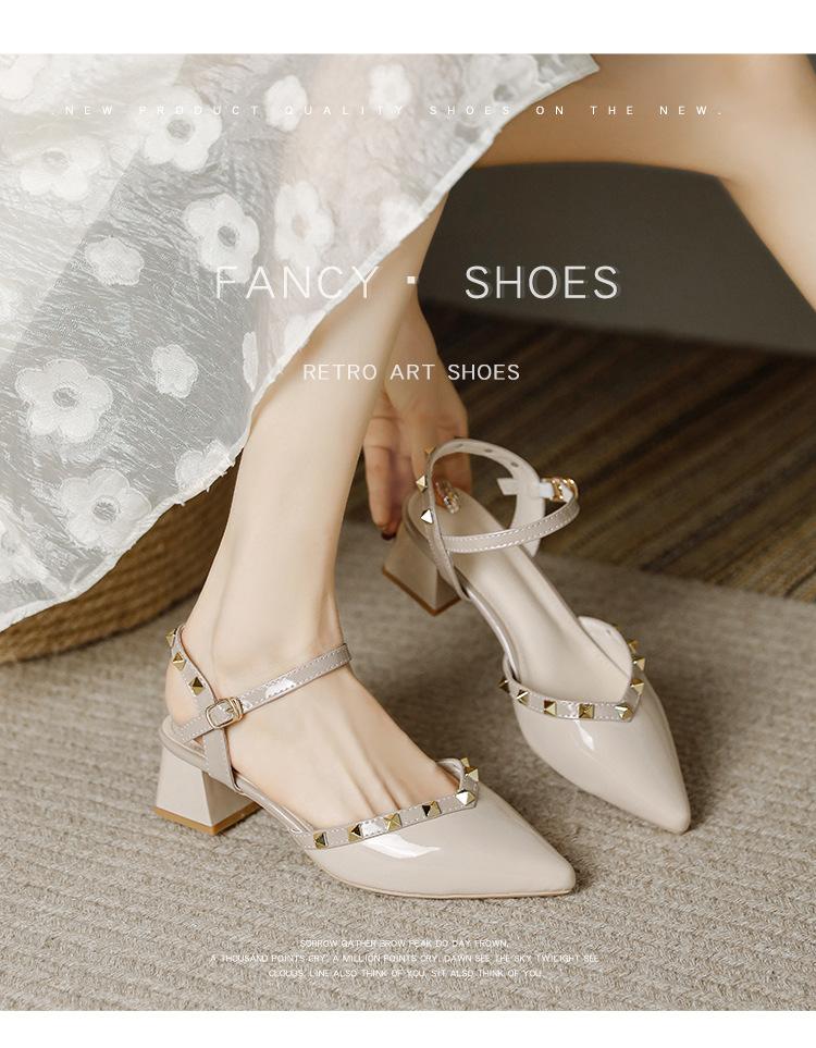 

2025 лето новые заклепки нишевые острый носок темперамент толстый каблук сумка голова нежные и удобные высокий каблук одинарная обувь сандалии женские 40 телесный