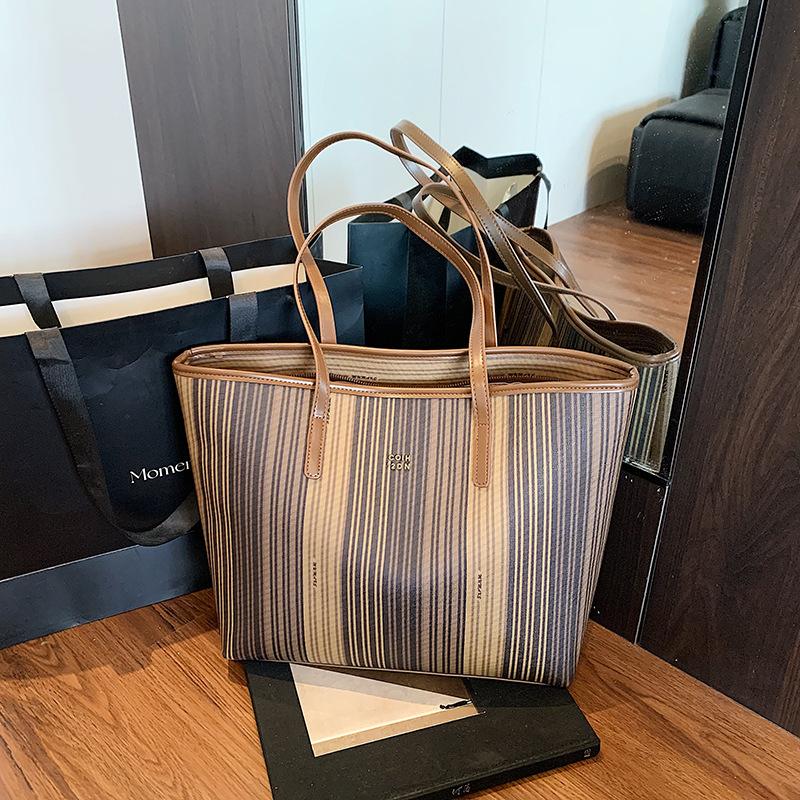 Handheld women's bag New tote bag women's bag women's summer tide large capacity bag women's commuting shoulder out messenger bag